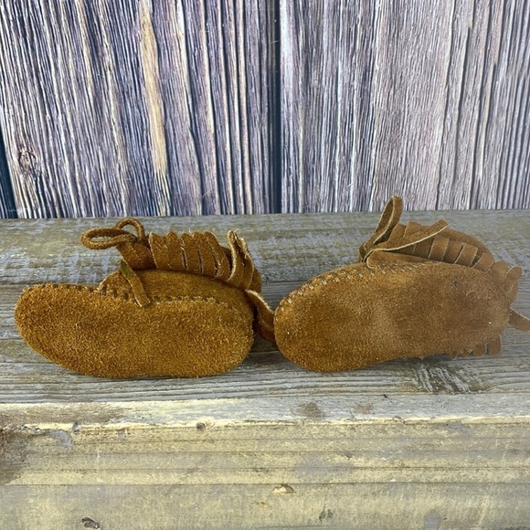 Infant Minnetonka Brown Suede Moccasin Booties With Fringe - See Measurements - Picture 4 of 9